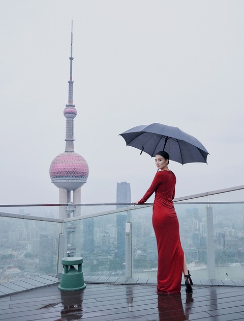 宋佳磁力：宋佳完美hold住红黑美裙 雨中漫步身姿曼妙 宋佳写真